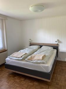 Postel nebo postele na pokoji v ubytování Wohnung in 100 J Bauernhaus