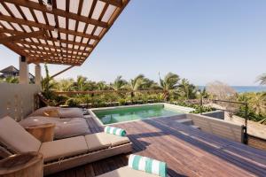 埃斯孔迪多港Casa Badú的后院设有游泳池和木甲板