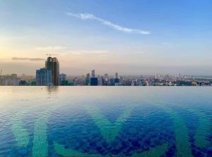 vista sulla città dalla piscina a sfioro di un grattacielo di The View Serviced Residence 豪景日式酒店公寓 a Phnom Penh
