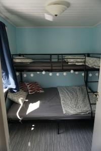 Dormitorio con 2 letti a castello di Tranquil Lakeside Cottage Retreat i Garpenberg a Garpenberg