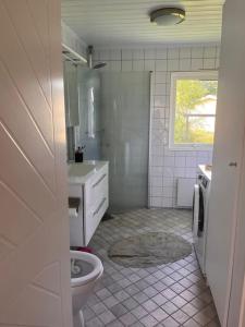 un bagno con un water e un lavandino di Tranquil Lakeside Cottage Retreat i Garpenberg a Garpenberg