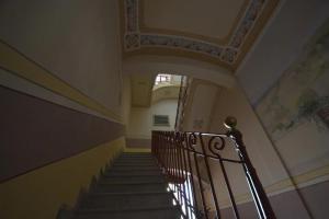 a staircase in a building with a metal railing at Appartement Anatra in Sorso