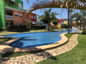 una piscina en un patio al lado de un edificio en Apartamento Casa Capricho en El Verger Denia, en El Verger