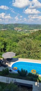 Bazén v ubytování Relax House Lara in Krapinske Toplice nebo v jeho okolí