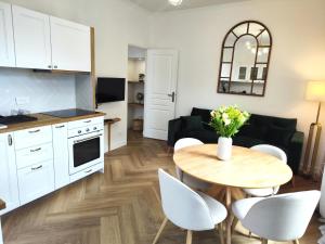 Demeures & Châteaux - Hôtel de la porte Saint-Malo - DINAN的厨房或小厨房