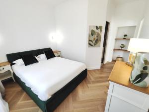 Demeures & Châteaux - Hôtel de la porte Saint-Malo - DINAN客房内的一张或多张床位