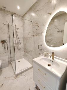 Demeures & Châteaux - Hôtel de la porte Saint-Malo - DINAN的一间浴室