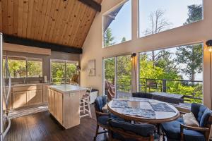 eine Küche und ein Wohnzimmer mit Tisch und Stühlen in der Unterkunft Warm and Cozy Mountain and Lake View Haven cottage in Kelseyville