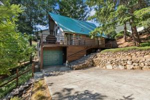 ein Haus mit einer Garage und einer Steinmauer in der Unterkunft Warm and Cozy Mountain and Lake View Haven cottage in Kelseyville