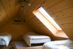 Postel nebo postele na pokoji v ubytování Vango Holiday Village