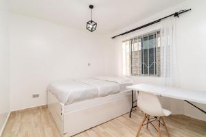Una cama o camas en una habitación de Viok Homes