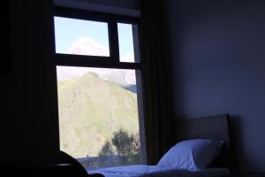 Rúm í herbergi á Melodia KAZBEGI