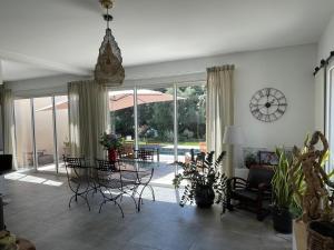 Χώρος καθιστικού στο Une maison en provence avec piscine proche Avignon
