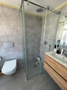 Bilik mandi di CENTRIC HOUSE with PARKING +23 gambar