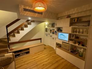 Televisyen dan/atau pusat hiburan di CENTRIC HOUSE with PARKING