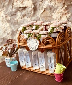 ein Korb mit Lebensmittelgläsern auf einem Tisch in der Unterkunft Bobića konak - Lukomir in Lukomir