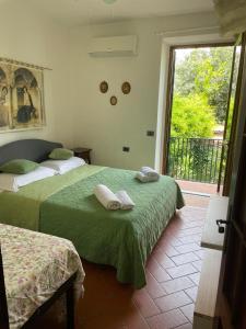 sypialnia z dwoma łóżkami i dużym oknem w obiekcie Apartment ninnananna we Florencji