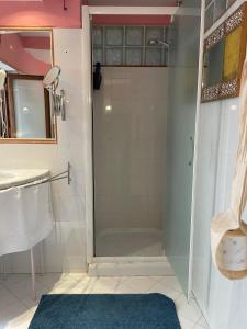 prysznic ze szklanymi drzwiami w łazience w obiekcie Apartment ninnananna we Florencji