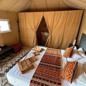 Postel nebo postele na pokoji v ubytování Erg Chebbi Romantic Desert Camp