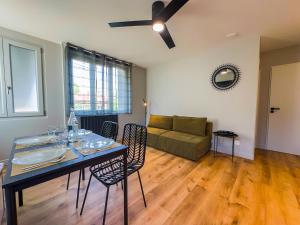 een woonkamer met een tafel en een bank bij Serenity LAMAISON 1 in Vénissieux +12 foto's