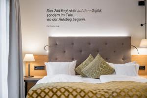 Postel nebo postele na pokoji v ubytování Ruhpoldinger Hof - Hotel & Wellness
