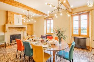 Un comedor con mesa y sillas en Le Domaine de la Source - Cadre et Tranquillité, en Chauffailles