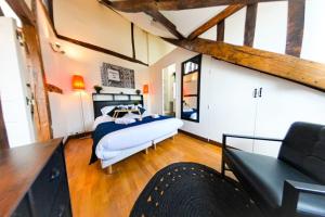 a bedroom with a bed in a room at Gare - Le grenier de Beauvoisine in Rouen