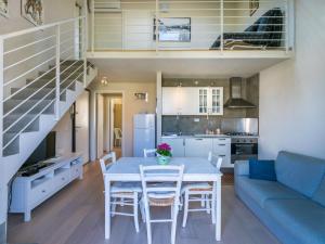una cucina e un soggiorno con tavolo e sedie di Apartment Maria by Interhome a Rosignano Solvay