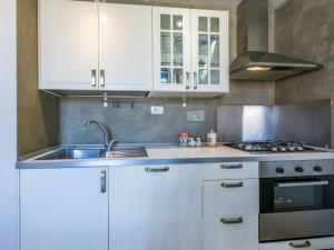 una cucina con mobili bianchi e un lavandino di Apartment Maria by Interhome a Rosignano Solvay