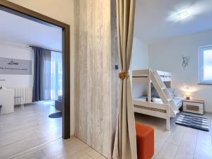 ブゼトにあるHoliday Home Di papa by Interhomeのベッドルーム1室(ベッド1台付)、スライドドアが備わる客室です。