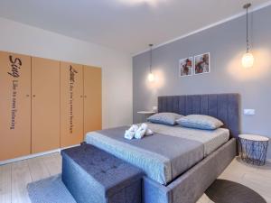 ブゼトにあるHoliday Home Di papa by Interhomeのベッドルーム1室(ベッド1台、動物2匹の詰め物付)