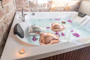 two lobsters sitting in a bath tub with flowers at Qara Otel in Ayvalık +82 photos
