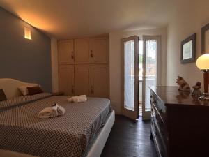 a bedroom with two beds with cats laying on them at SUN Holiday in Salò