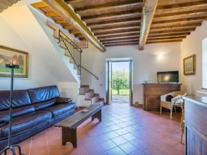 Μια τηλεόραση ή/και κέντρο ψυχαγωγίας στο Holiday Home Cerretino Vigna by Interhome