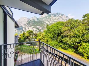 リーヴァ・デル・ガルダにあるApartment Condominio Garda by Interhomeの山の景色を望むバルコニー +22枚の写真