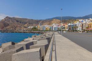 una acera al lado de un cuerpo de agua con edificios en El Mirador de Julia, en Santa Cruz de la Palma