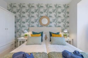 Un dormitorio con una cama grande con almohadas amarillas. en El Mirador de Julia, en Santa Cruz de la Palma