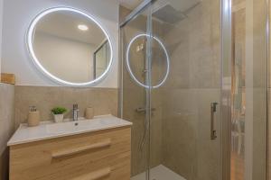 Un baño con ducha, lavabo y espejo. en El Mirador de Julia, en Santa Cruz de la Palma 33 fotos más