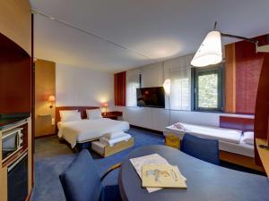 Postel nebo postele na pokoji v ubytování Novotel Suites München Parkstadt Schwabing + 37 fotografií
