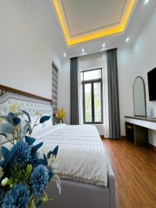 a bedroom with a bed with blue flowers in it at Villa 13 phòng ngủ vip - Đầy đủ tiện nghi - Bể bơi riêng - Bàn Bi a in Ha Long
