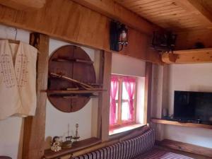 un salon avec un canapé et une fenêtre dans l'établissement Kuća za odmor Vidikovac, à Rumboci