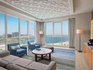 Area tempat duduk di DoubleTree by Hilton Dubai Jumeirah Beach