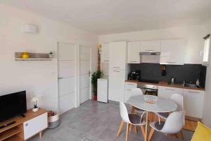 Kuchyň nebo kuchyňský kout v ubytování Charmant appartement au calme situé en Camargue