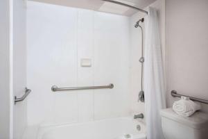 Koupelna v ubytování La Quinta Inn by Wyndham Cocoa Beach-Port Canaveral