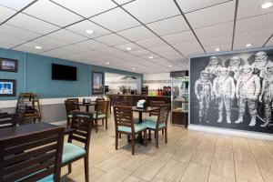 TV a/nebo společenská místnost v ubytování La Quinta Inn by Wyndham Cocoa Beach-Port Canaveral