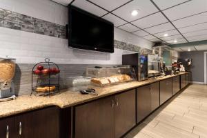 Kuchyň nebo kuchyňský kout v ubytování La Quinta Inn by Wyndham Cocoa Beach-Port Canaveral + 36 fotografií