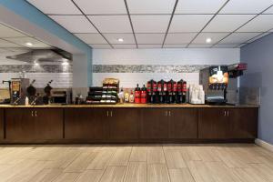 Příslušenství pro přípravu čaje a kávy v ubytování La Quinta Inn by Wyndham Cocoa Beach-Port Canaveral