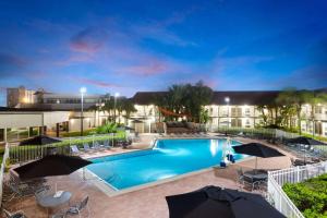 Bazén v ubytování La Quinta Inn by Wyndham Cocoa Beach-Port Canaveral nebo v jeho okolí