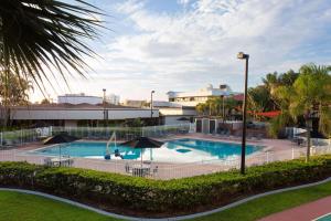 Bazén v ubytování La Quinta Inn by Wyndham Cocoa Beach-Port Canaveral nebo v jeho okolí