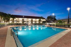 Bazén v ubytování La Quinta Inn by Wyndham Cocoa Beach-Port Canaveral nebo v jeho okolí